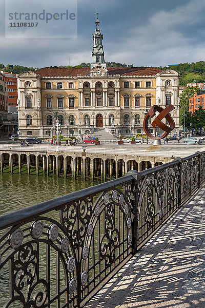 Rathaus von Bilbao am Fluss Nervion  Biskaya (Vizcaya)  Baskenland (Euskadi)  Spanien  Europa