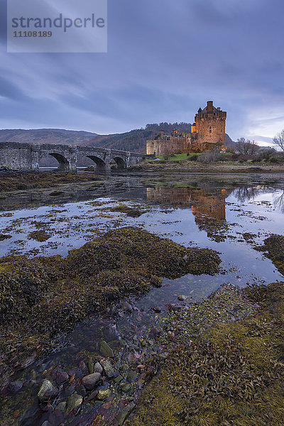 Eilean Donan Castle in der Dämmerung  Dornie  Schottland  Vereinigtes Königreich  Europa