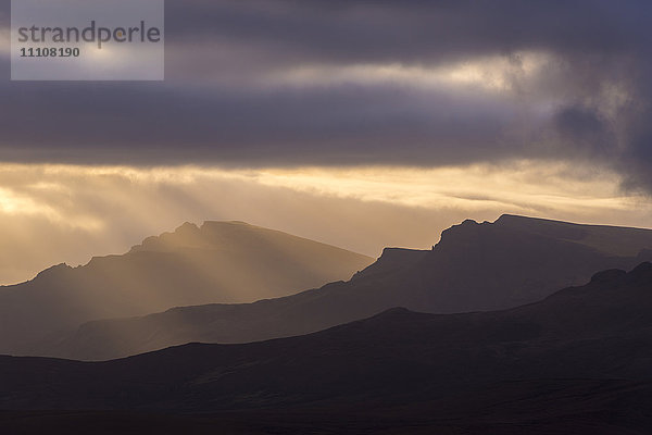 Satte Morgensonne über der Trotternish-Bergkette  Isle of Skye  Innere Hebriden  Schottland  Vereinigtes Königreich  Europa