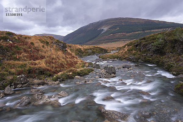 Der Fluss Brittle fließt durch die Fairy Pools in Glen Brittle auf der Isle of Skye  Innere Hebriden  Schottland  Vereinigtes Königreich  Europa