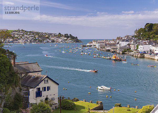 Daphne du Mauriers Haus Ferryside im Dorf Bodinnick  mit Blick über die Fowey-Mündung nach Fowey und Polruan  Cornwall  England  Vereinigtes Königreich  Europa