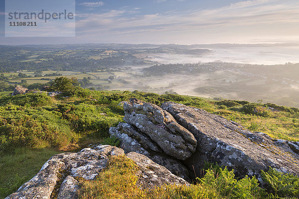 Das nebelverhangene Dorf Chagford und die hügelige Landschaft von Meldon Hill  Dartmoor National Park  Devon  England  Vereinigtes Königreich  Europa