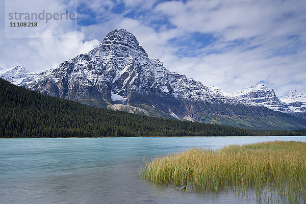 Der schneebedeckte Mount Chephren oberhalb der Waterfowl Lakes in den kanadischen Rockies  Banff National Park  UNESCO-Weltkulturerbe  Alberta  Kanada  Nordamerika