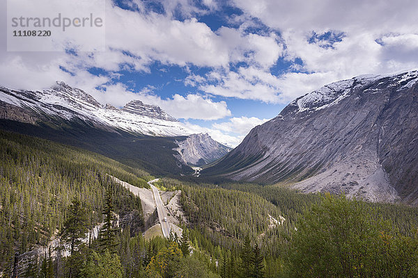 Der Icefields Parkway führt durch die dramatische Landschaft der kanadischen Rockies  Banff National Park  UNESCO-Weltkulturerbe  Alberta  Kanada  Nordamerika