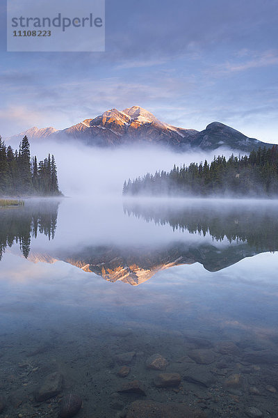 Pyramid Mountain in den kanadischen Rockies  gespiegelt im Pyramid Lake  Jasper National Park  UNESCO-Weltkulturerbe  Alberta  Kanada  Nordamerika
