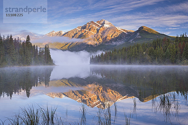 Pyramid Mountain spiegelt sich im Pyramid Lake in der Morgendämmerung an einem nebligen Morgen  Jasper National Park  UNESCO-Weltkulturerbe  Alberta  Kanada  Nordamerika