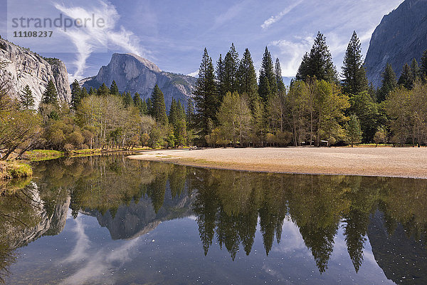 Half Dome spiegelt sich im stillen Wasser des Merced River  Yosemite Valley  UNESCO-Weltkulturerbe  Kalifornien  Vereinigte Staaten von Amerika  Nordamerika