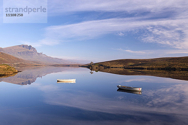 Ruderboote auf Loch Fada  mit dem Old Man of Storr dahinter  Isle of Skye  Innere Hebriden  Schottland  Vereinigtes Königreich  Europa