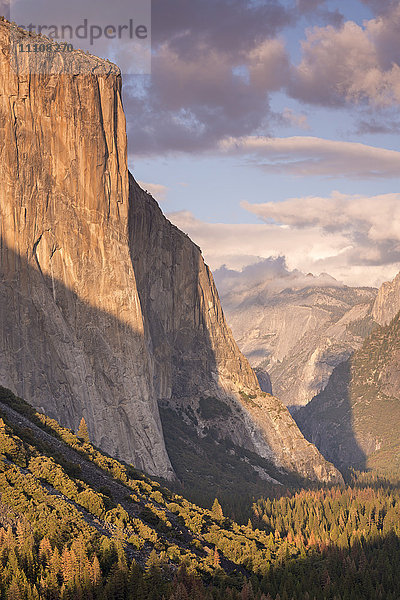 Die gewaltige Felswand des El Capitan  die das Yosemite Valley überragt  Yosemite National Park  UNESCO Weltkulturerbe  Kalifornien  Vereinigte Staaten von Amerika  Nordamerika