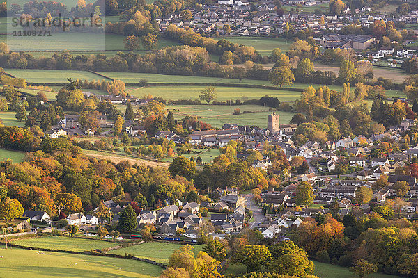 Dorf Llangattock  umgeben von herbstlichem Laub  Crickhowell  Brecon Beacons  Powys  Wales  Vereinigtes Königreich  Europa