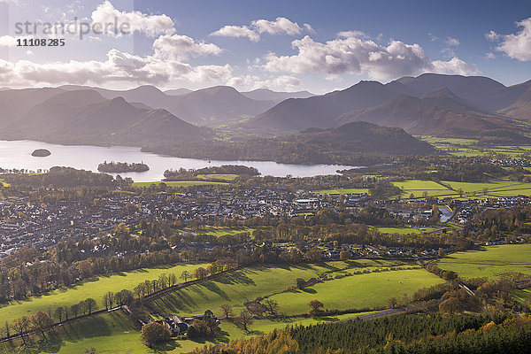 Keswick und Derwent Water an einem hellen Herbstnachmittag  Lake District National Park  Cumbria  England  Vereinigtes Königreich  Europa