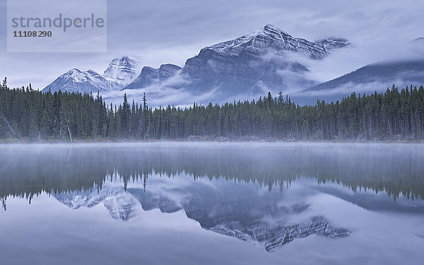 Dramatische Aussicht auf die kanadischen Rockies  die sich im Herbert Lake spiegelt  Banff National Park  UNESCO-Weltkulturerbe  Alberta  Kanada  Nordamerika