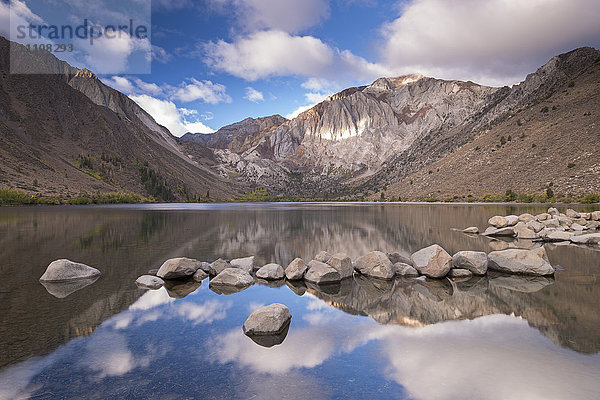 Bergreflexionen im Convict Lake in den östlichen Sierras  Kalifornien  Vereinigte Staaten von Amerika  Nordamerika