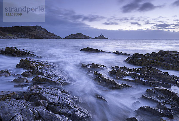 Felsiges Ufer der Bracelet Bay  Blick auf den Leuchtturm von Mumbles  Mumbles  Wales  Vereinigtes Königreich  Europa