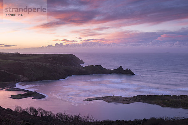 Schöner Morgenhimmel über der Three Cliffs Bay im Winter  Gower Peninsula  Wales  Vereinigtes Königreich  Europa