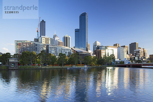 Rialto Towers und Skyline am Yarra River  Melbourne  Victoria  Australien  Pazifik