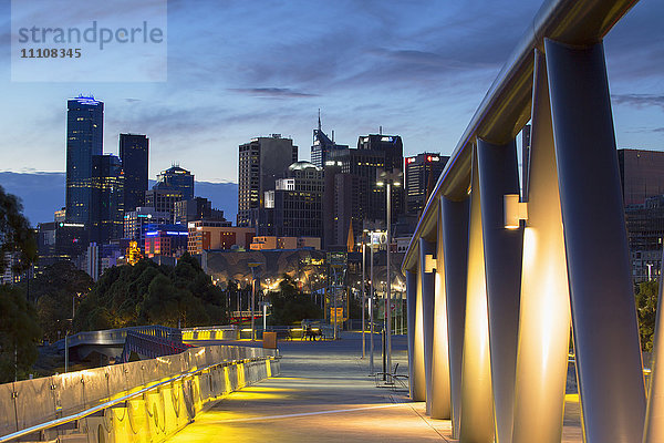 Skyline von der William Barak Bridge in der Abenddämmerung  Melbourne  Victoria  Australien  Pazifik