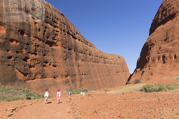 Touristen beim Wandern in der Walpa-Schlucht  Kata Tjuta (Die Olgas)  UNESCO-Weltkulturerbe  Uluru-Kata Tjuta-Nationalpark  Northern Territory  Australien  Pazifik