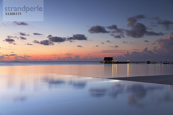 Pier im Olhuveli Beach and Spa Resort  Süd-Male-Atoll  Kaafu-Atoll  Malediven  Indischer Ozean  Asien