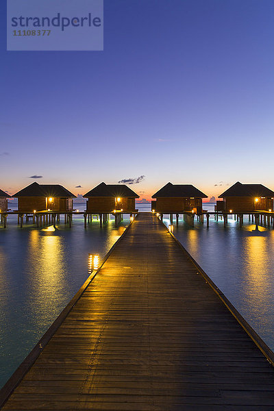 Überwasser-Villen im Olhuveli Beach and Spa Resort  Süd-Male-Atoll  Kaafu-Atoll  Malediven  Indischer Ozean  Asien