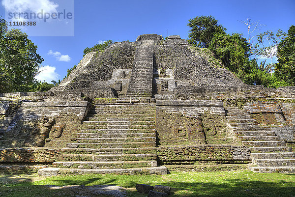 Stuckmaske (unten links)  Der Hohe Tempel  Lamanai Maya-Stätte  Belize  Mittelamerika