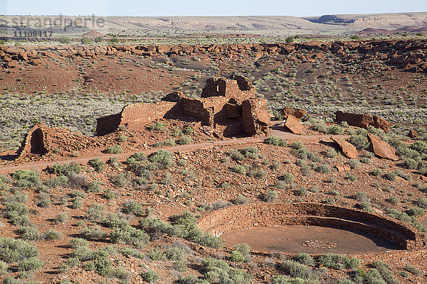 Kiva im Vordergrund  Wupatki Pueblo  bewohnt von ca. 1100 AD bis 1250 AD  Wupatki National Monument  Arizona  Vereinigte Staaten von Amerika  Nordamerika