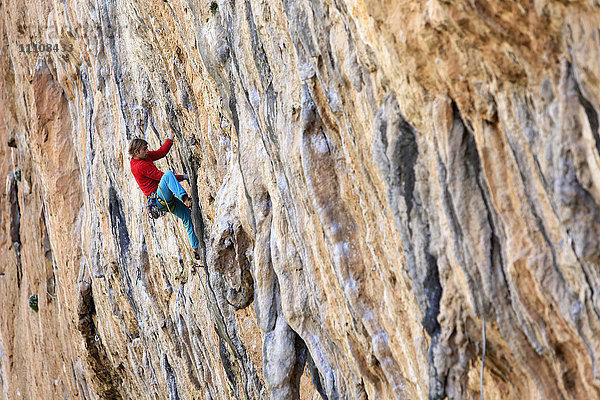 Ein Kletterer erklimmt die Klippen bei Chulilla  Valencia  Spanien  Europa