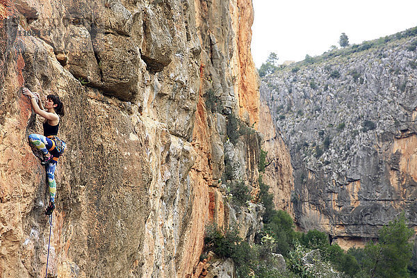 Ein Kletterer erklimmt die Klippen bei Chulilla  Valencia  Spanien  Europa