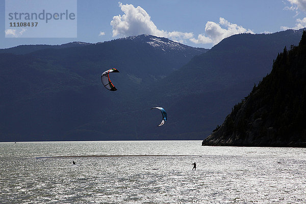 Zwei Kite-Surfer am Howe Sound bei Squamish  British Columbia  Kanada  Nordamerika