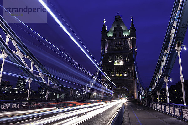 Lichtspuren auf der Londoner Brücke am Abend  London  Vereinigtes Königreich  Europa