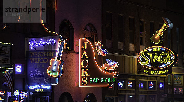 Neonschilder und historische Musikclubs am Lower Broadway in Nashville  Tennessee  Vereinigte Staaten von Amerika  Nordamerika
