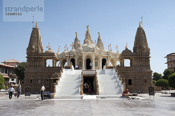 Der aus weißem Marmor geschnitzte Jain Swaminarayan-Tempel  Gondal  Gujarat  Indien  Asien