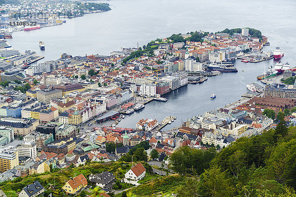 Blick über die Stadt vom Berg Floyen  Bergen  Norwegen  Skandinavien  Europa