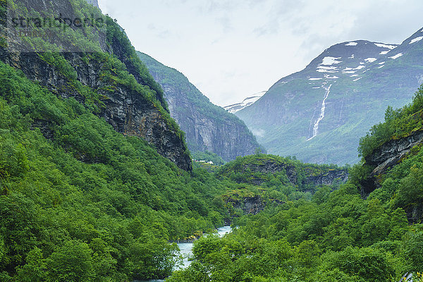 Flusstal und Wasserfall bei Flam  Norwegen  Skandinavien  Europa