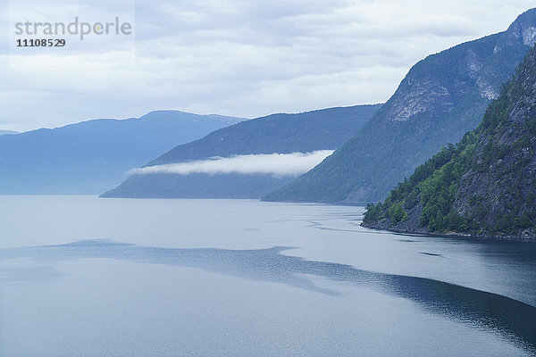 Aurlandsfjord  ein Seitenarm des Sognefjords in der Nähe der kleinen Stadt Flam  Norwegen  Skandinavien  Europa