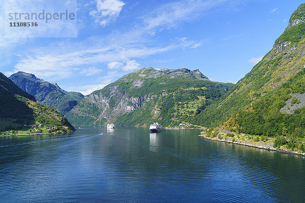 Kreuzfahrtschiffe an der Spitze des Geirangerfjords beim Dorf Geiranger  UNESCO-Welterbe  Norwegen  Skandinavien  Europa