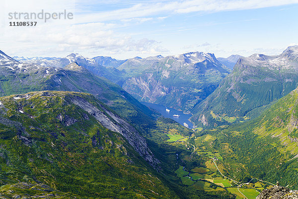 Blick auf Geiranger und den Geirangerfjord  UNESCO-Weltkulturerbe  vom Gipfel des Berges Dalsnibba  1497m  Norwegen  Skandinavien  Europa