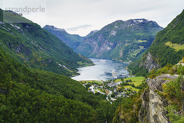 Blick von oben auf Geiranger und den Geirangerfjord  UNESCO-Welterbe  Norwegen  Skandinavien  Europa
