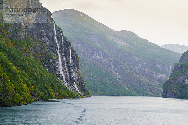 Sieben-Schwestern-Wasserfall  benannt nach den sieben getrennten Bächen  die ihn bilden  Geirangerfjord  UNESCO-Welterbe  Norwegen  Skandinavien  Europa