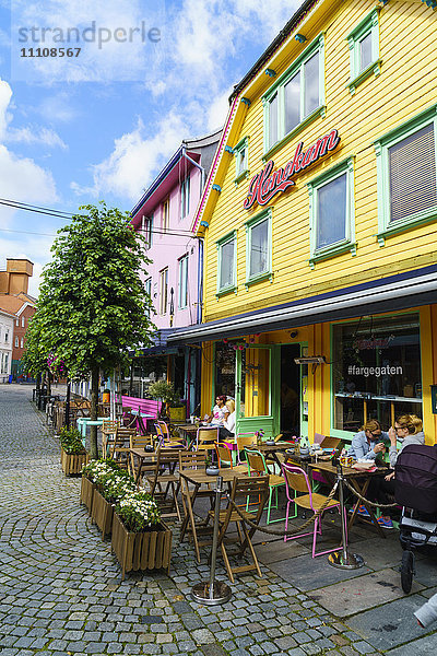 Ovre Holmegate  eine bunte Straße mit Geschäften und Cafés im Zentrum von Stavanger  Norwegen  Skandinavien  Europa