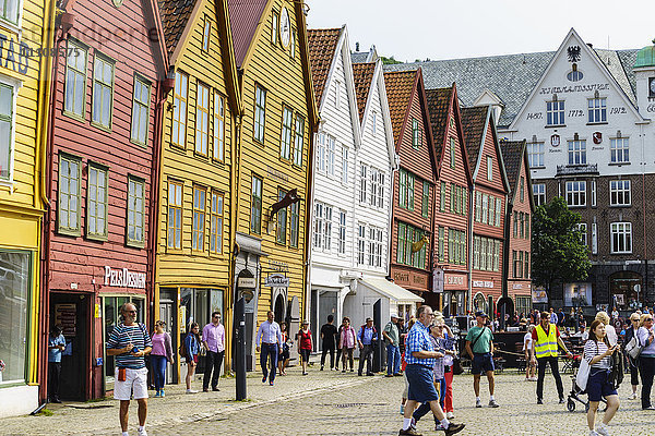 Die hölzernen Gebäude der hanseatischen Kaufleute am Bryggen  einer alten Werft am Fjord  heute eine bedeutende Touristenattraktion  UNESCO-Weltkulturerbe  Bergen  Norwegen  Skandinavien  Europa