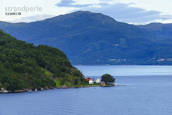Kleine Häuser am Storfjord (Storfjorden)  Norwegen  Skandinavien  Europa