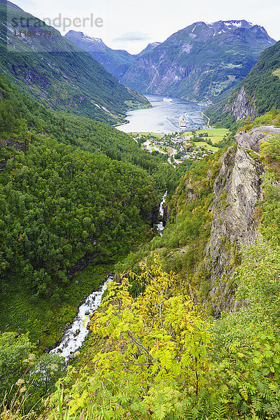 Blick von oben auf Geiranger und den Geirangerfjord. UNESCO-Welterbestätte  Norwegen  Skandinavien  Europa