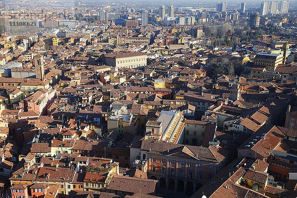 Stadt Bologna vom Asinelli-Turm aus gesehen  Bologna  Emilia-Romagna  Italien  Europa