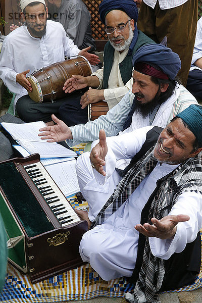 Qawali-Musiker bei der Aufführung des Urs von Mawlana Cheikh Muhammad Nazim Adil al-Haqqani in Lefke  Zypern  Europa