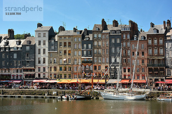 Honfleur und sein malerischer Hafen  Altes Hafenbecken und Quai Sainte Catherine  Honfleur  Calvados  Normandie  Frankreich  Europa