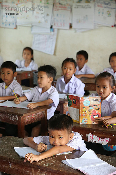 Schulkinder im Klassenzimmer  Grundschule  Vang Vieng  Provinz Vientiane  Laos  Indochina  Südostasien  Asien