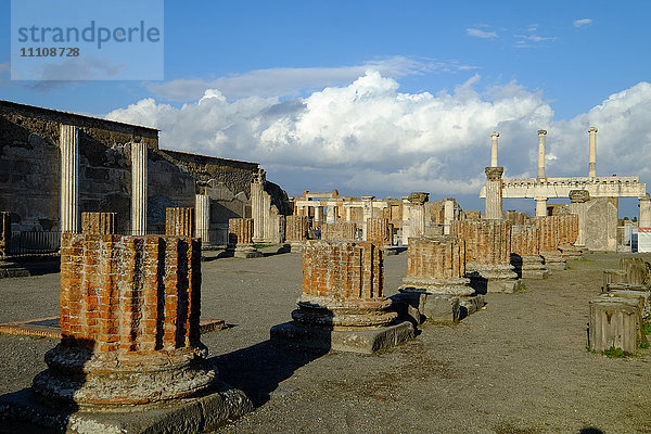 Basilika  Pompeji  UNESCO-Weltkulturerbe  die antike römische Stadt bei Neapel  Kampanien  Italien  Europa