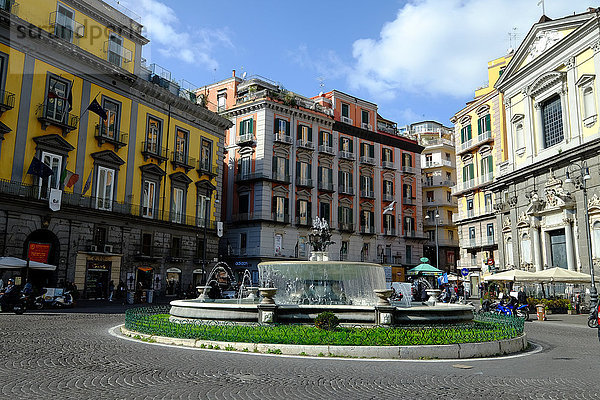 Artischockenbrunnen  Platz von Triest und Trient  Neapel  Kampanien  Italien  Europa