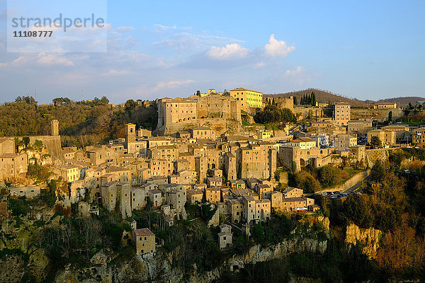 Blick auf Sorano von der etruskischen Felsensiedlung San Rocco  Maremma  Grosseto  Toskana  Italien  Europa